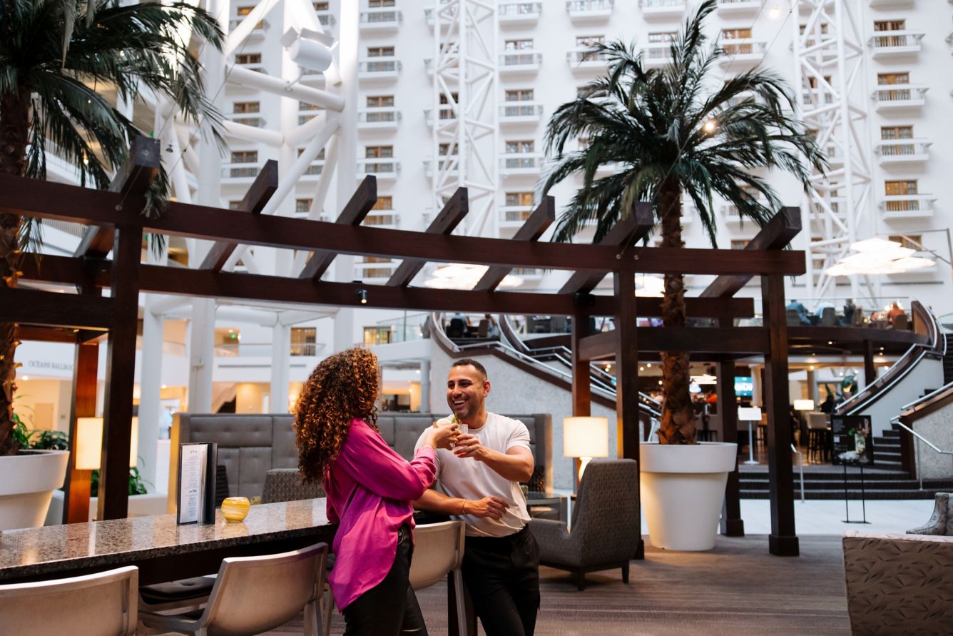 br-mcosr-cheers-in-the-lobby-35643_Classic-Hor